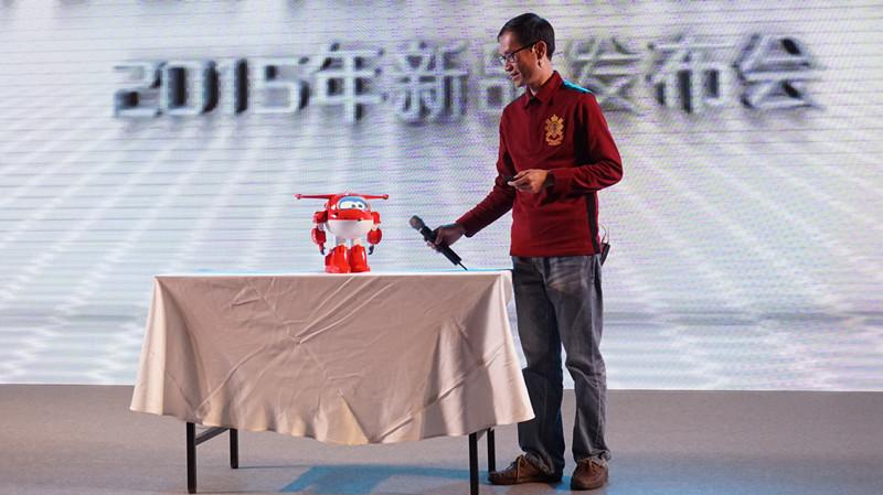 赋能商务智能 图灵机器人发布人工智能级操作系统，驱动智能机器人研发新纪元
