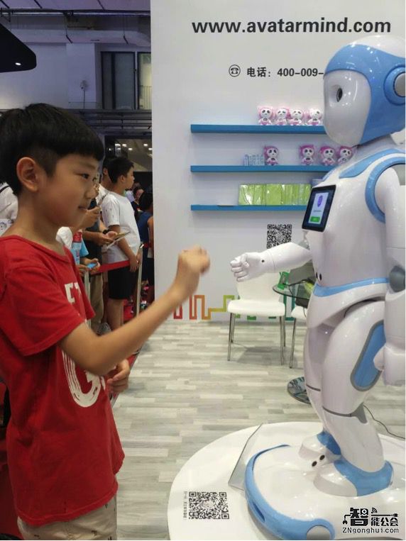 i宝机器人叫板Pepper 国产服务机器人的崛起与智能机器人研发新格局